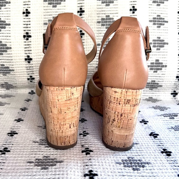 Crown Vintage Tan and Gold Wedge Sandals, size 8 - Picture 4 of 10